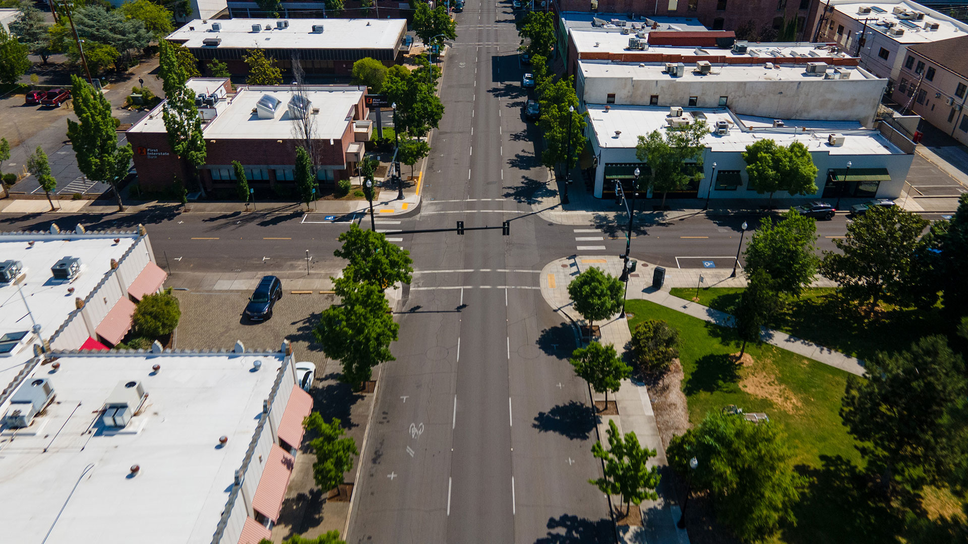 Aerial view of street in downtown Medford, Oregon before the construction of the bike lane